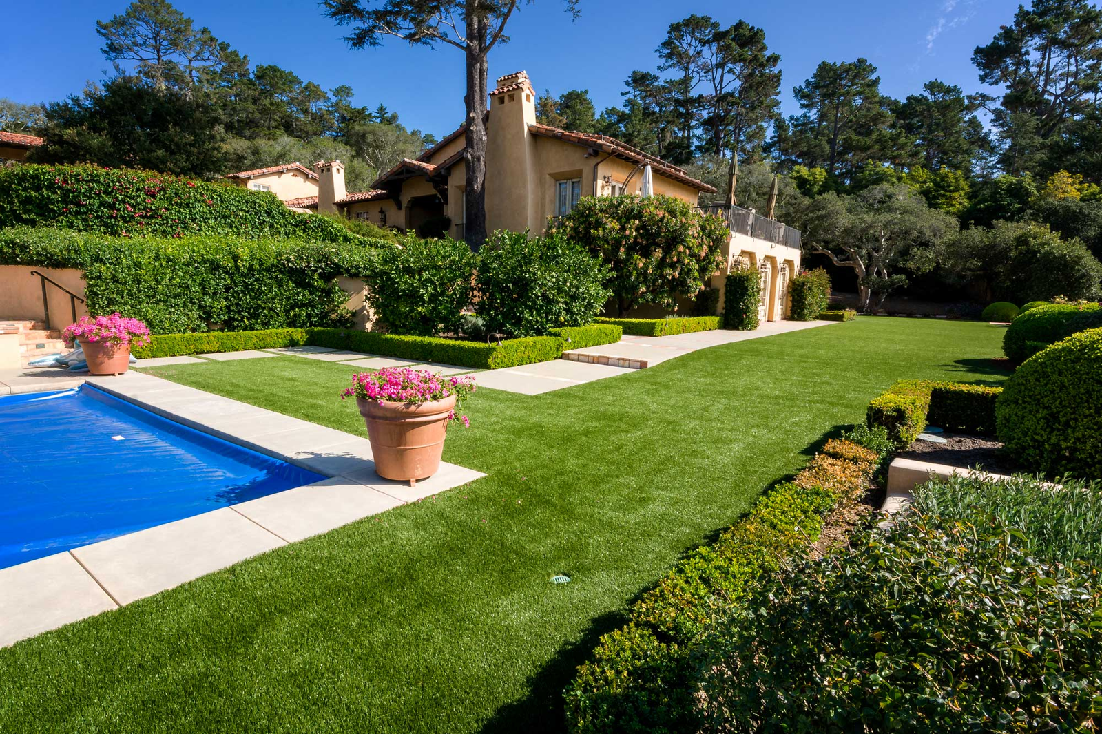 How Professional Artificial Grass Contractors Transform Your Lawn